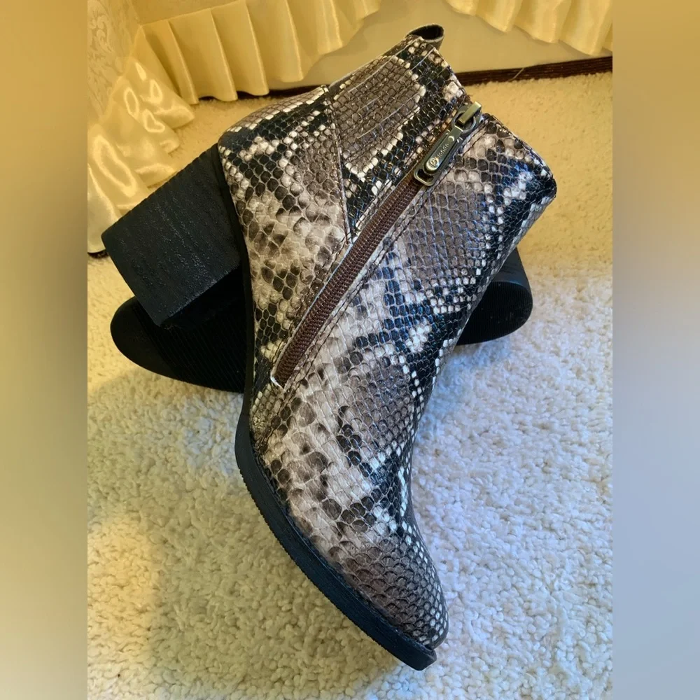 BLONDO WATERPROOF WOMENS LEATHER REPTILE PRINT ANKEL BOOTS